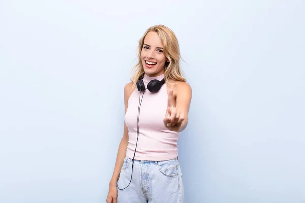 Joven Rubia Sonriendo Orgullosa Confiadamente Haciendo Pose Número Uno Triunfante — Foto de Stock