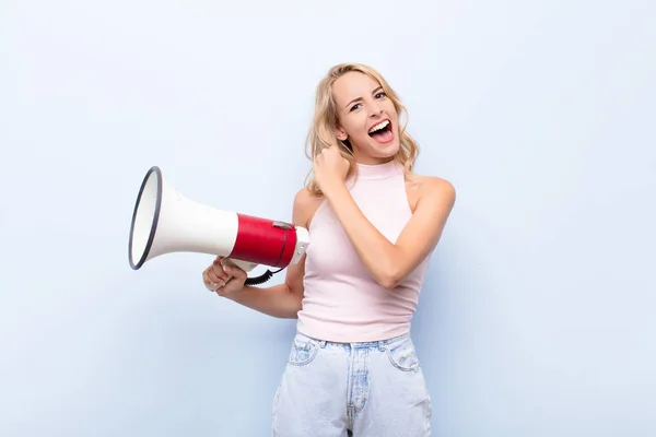 Junge Blonde Frau Die Sich Glücklich Positiv Und Erfolgreich Fühlt — Stockfoto