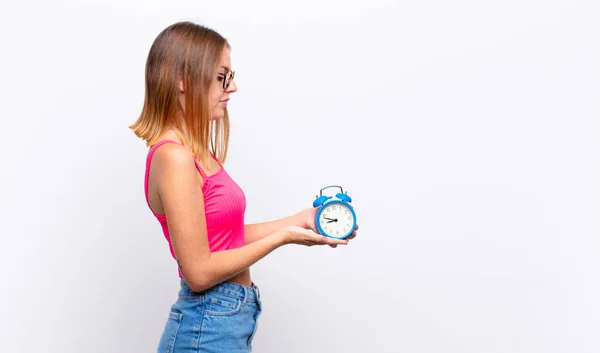 Red Head Pretty Woman Holding Alarm Clock Expressing Concept — Stock Photo, Image