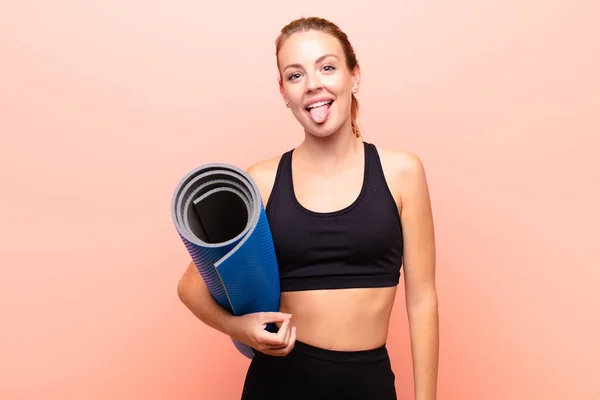 Roter Kopf Hübsche Frau Mit Fröhlicher Unbeschwerter Rebellischer Haltung Scherz — Stockfoto