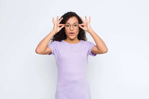 Joven Mujer Negra Sintiéndose Conmocionada Asombrada Sorprendida Sosteniendo Gafas Con — Foto de Stock