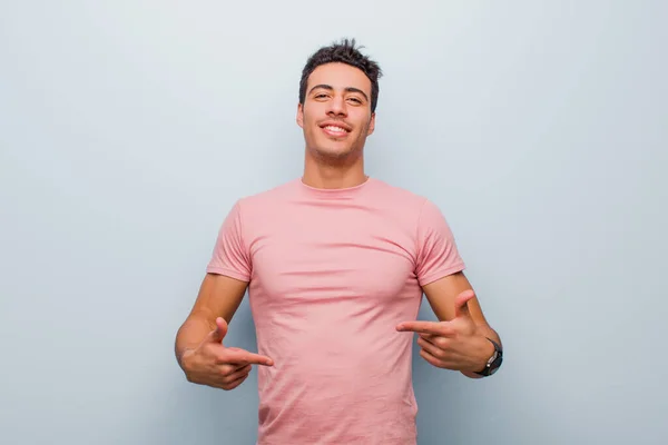 Jovem Homem Árabe Olhando Orgulhoso Arrogante Feliz Surpreso Satisfeito Apontando — Fotografia de Stock