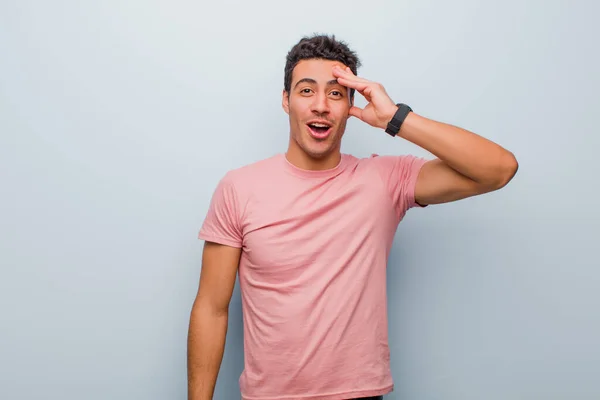 Jovem Homem Árabe Olhando Feliz Espantado Surpreso Sorrindo Percebendo Incrível — Fotografia de Stock