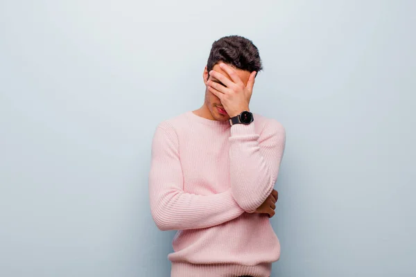 Młody Arabski Mężczyzna Wygląda Zestresowany Zawstydzony Lub Zdenerwowany Bólem Głowy — Zdjęcie stockowe