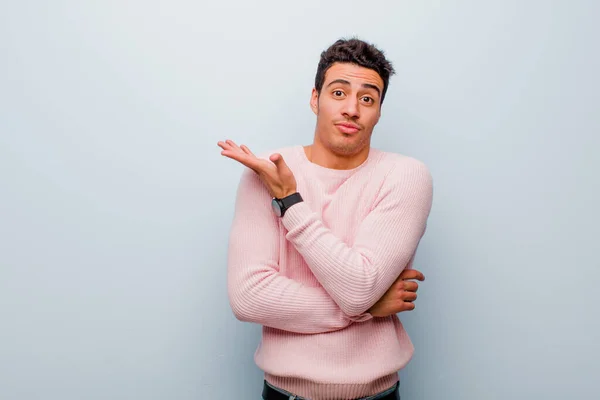 Jovem Homem Árabe Sentindo Confuso Sem Noção Perguntando Sobre Uma — Fotografia de Stock