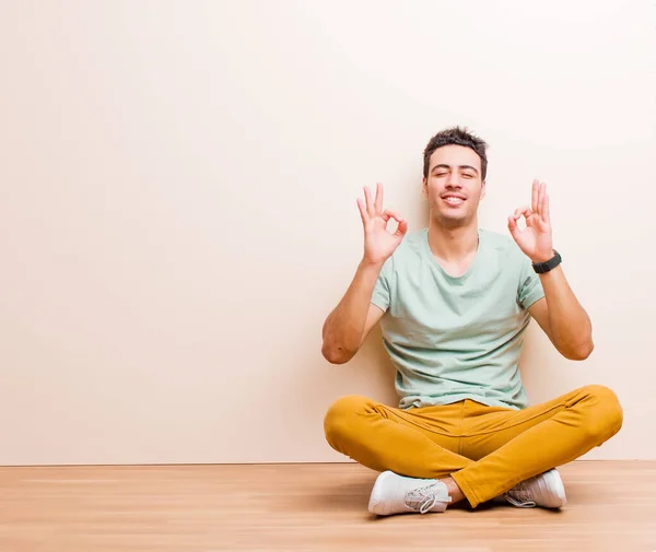 Genç Arap Adam Konsantre Olmuş Meditasyon Yapıyor Kendini Tatmin Olmuş — Stok fotoğraf