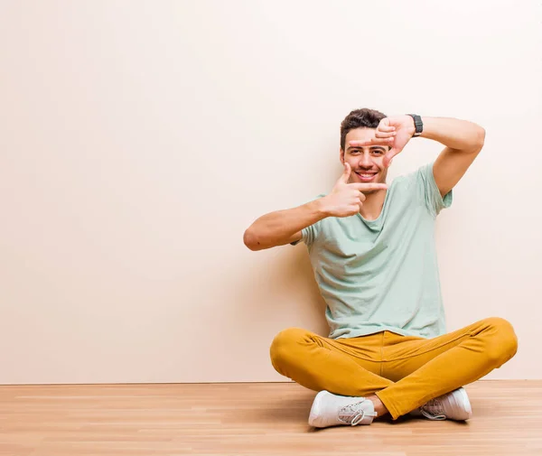 Joven Árabe Sintiéndose Feliz Amable Positivo Sonriendo Haciendo Retrato Marco —  Fotos de Stock