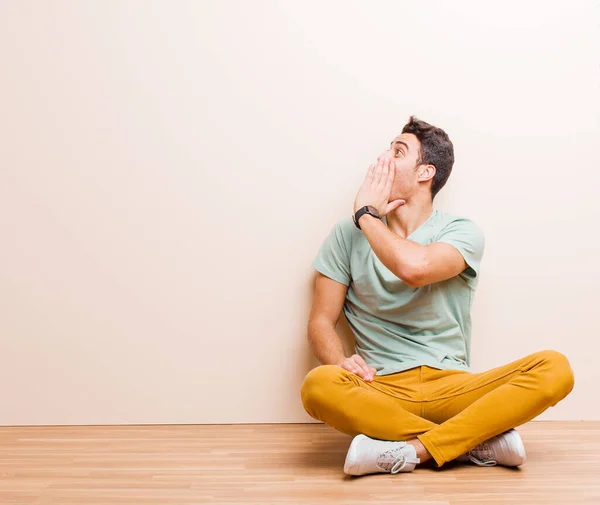 Joven Árabe Hombre Vista Perfil Mirando Feliz Emocionado Gritando Llamando —  Fotos de Stock