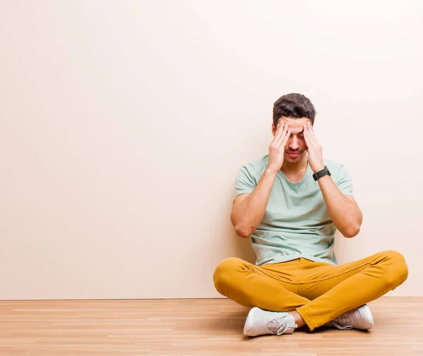 Giovane Uomo Arabo Cercando Stressato Frustrato Lavorando Sotto Pressione Con — Foto Stock