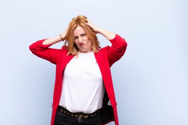 Orta yaşlı kadın hayal kırıklığına uğramış ve sıkılmış hissediyor, başarısızlıktan bıkmış ve bıkmış, sıkıcı işlerden bıkmış,