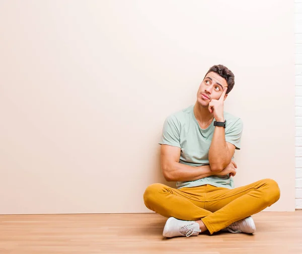 Jeune Homme Arabe Avec Regard Concentré Demandant Avec Une Expression — Photo