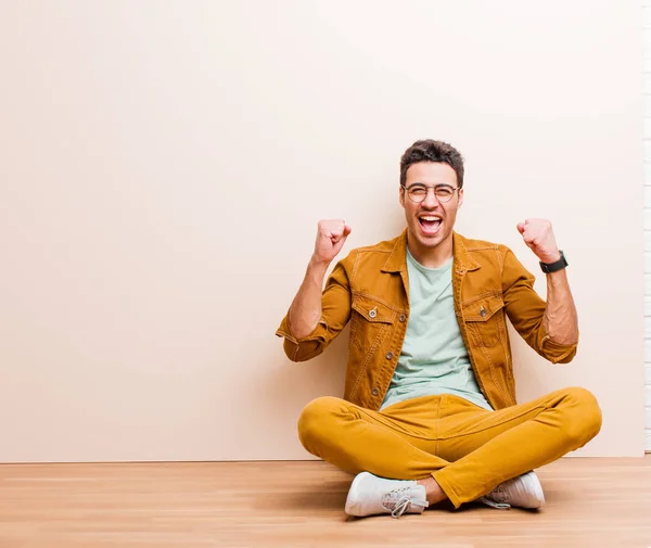 Ung Arabier Man Känner Sig Glad Positiv Och Framgångsrik Firar — Stockfoto