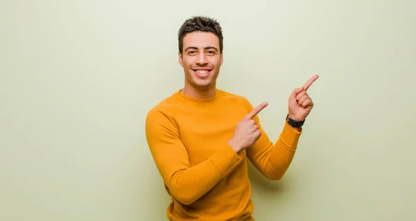 Jonge Arabische Man Lachend Vrolijk Wijzend Naar Opzij Omhoog Met — Stockfoto