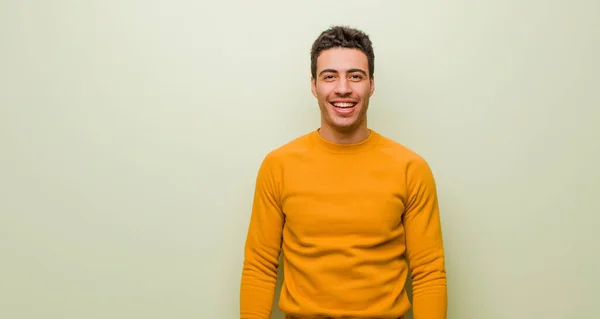 Jovem Homem Árabe Com Sorriso Grande Amigável Despreocupado Olhando Positivo — Fotografia de Stock