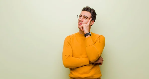 Jovem Homem Árabe Com Olhar Concentrado Perguntando Com Uma Expressão — Fotografia de Stock