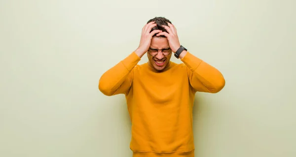 Jeune Homme Arabe Sentant Stressé Frustré Levant Les Mains Tête — Photo