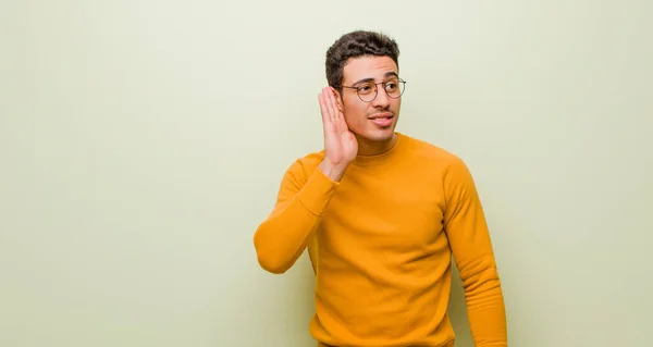 Giovane Arabo Che Sembra Serio Curioso Ascolta Cerca Ascoltare Una — Foto Stock