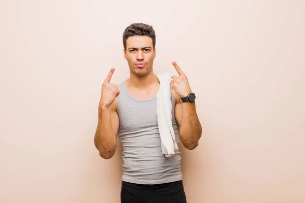 Jeune Homme Arabe Avec Une Mauvaise Attitude Fière Agressive Pointant — Photo
