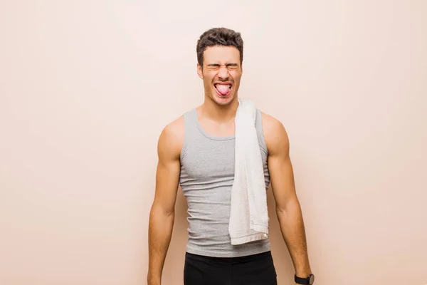 Joven Árabe Sintiéndose Disgustado Irritado Sacando Lengua Detestando Algo Desagradable — Foto de Stock