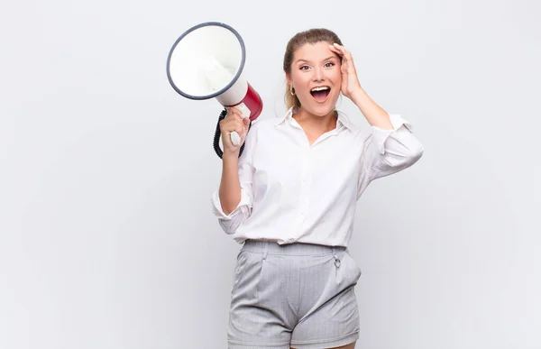 Joven Mujer Latina Bonita Mirando Feliz Asombrado Sorprendido Sonriendo Realizando — Foto de Stock