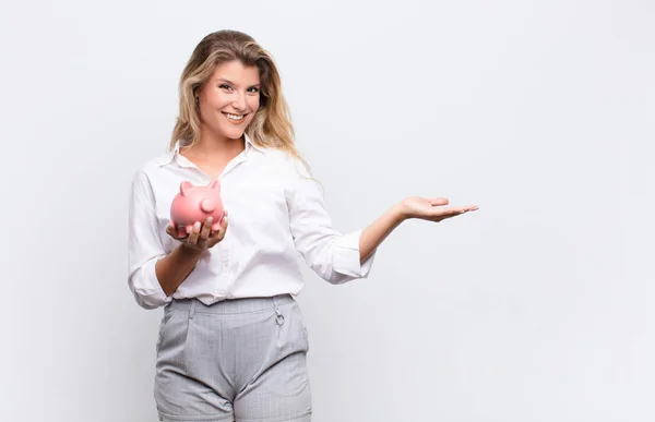 Sorrindo Alegremente Sentindo Feliz Mostrando Conceito Espaço Cópia Com Palma — Fotografia de Stock