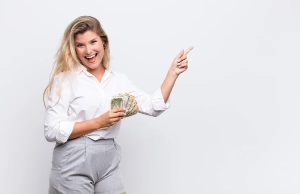 Mirando Emocionado Sorprendido Apuntando Hacia Lado Hacia Arriba Para Copiar — Foto de Stock