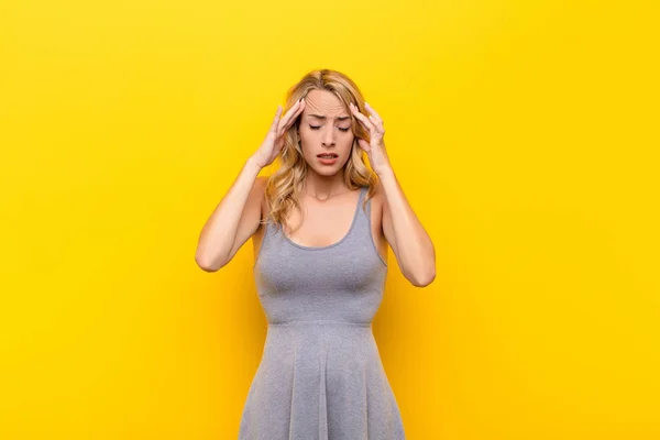 여성은 집중적 영감을 얼굴에 손으로 오렌지 — 스톡 사진