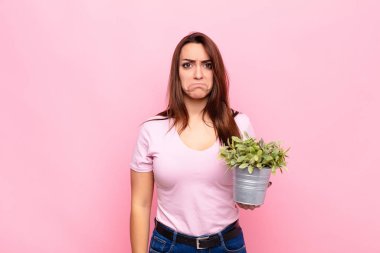 Üzgün ve mızmız hissediyorum, mutsuz bir bakışla, olumsuz ve hayal kırıklığına uğramış bir tavırla ağlıyorum.