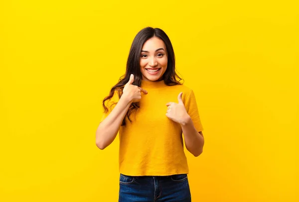 Joven Latina Bonita Mujer Sintiéndose Feliz Sorprendida Orgullosa Apuntando Misma — Foto de Stock