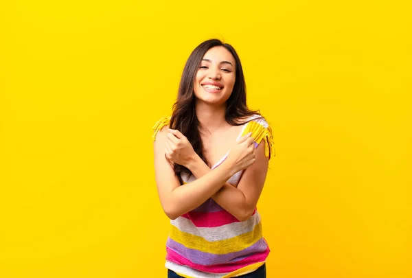 Молода Латинська Красива Жінка Весело Посміхається Святкує Кулаками Прикута Схрещеними — стокове фото