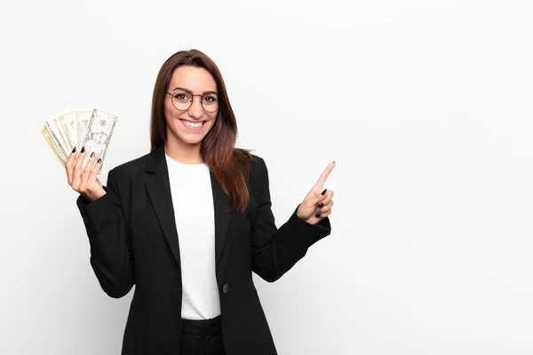 Jovem Empresária Sorrindo Alegremente Sentindo Feliz Apontando Para Lado Para — Fotografia de Stock