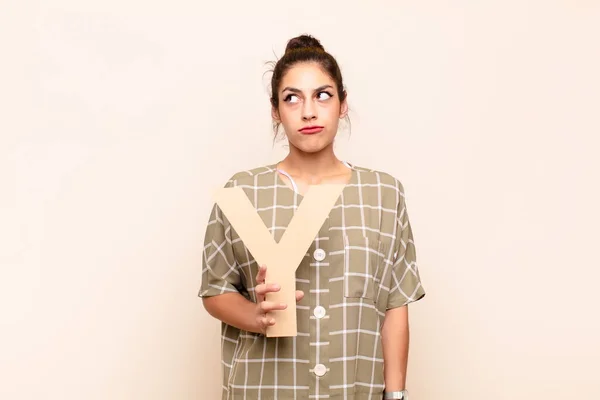 Young Pretty Woman Confused Doubtful Thinking Holding Letter Alphabet Form — Stock Photo, Image