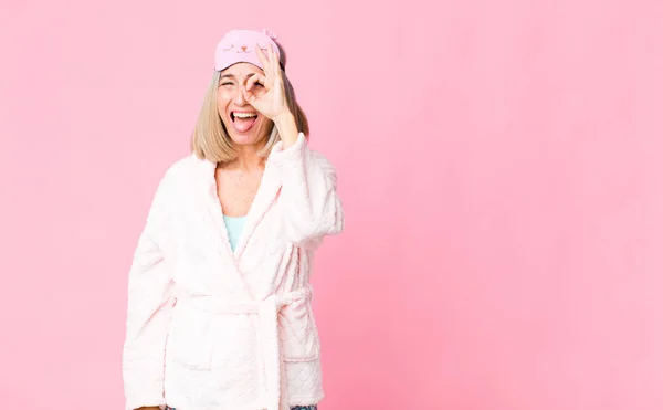 Mujer Mediana Edad Sonriendo Felizmente Con Cara Divertida Bromeando Mirando — Foto de Stock