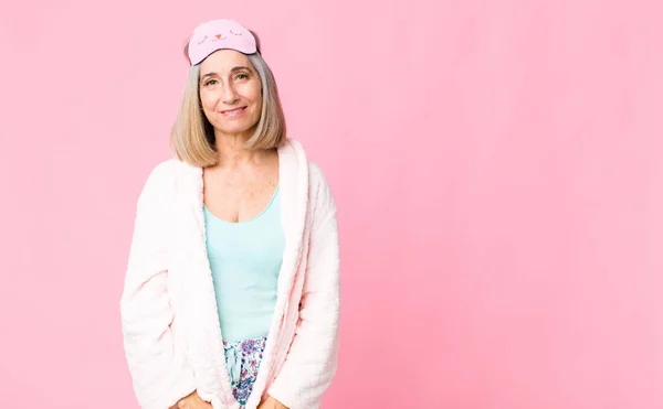 Mujer Mediana Edad Sonriendo Alegre Casualmente Con Una Expresión Positiva — Foto de Stock