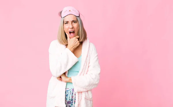 Vrouw Van Middelbare Leeftijd Met Mond Ogen Wijd Open Hand — Stockfoto