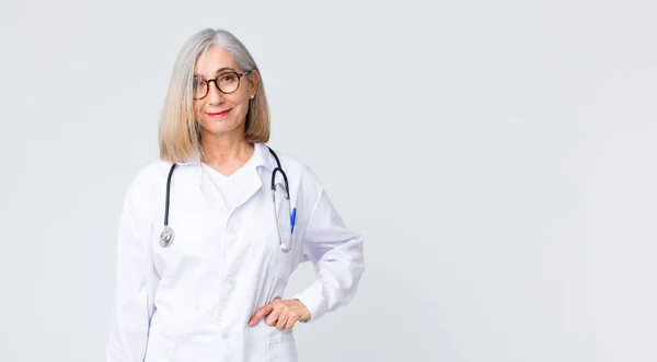 Medico Donna Mezza Età Sorridente Felicemente Con Una Mano Sul — Foto Stock