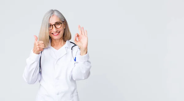 Medico Mezza Età Donna Sentirsi Felice Stupito Soddisfatto Sorpreso Mostrando — Foto Stock