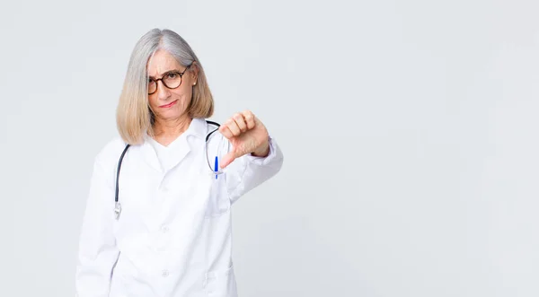 Medico Mezza Età Donna Sensazione Croce Arrabbiato Infastidito Deluso Dispiaciuto — Foto Stock