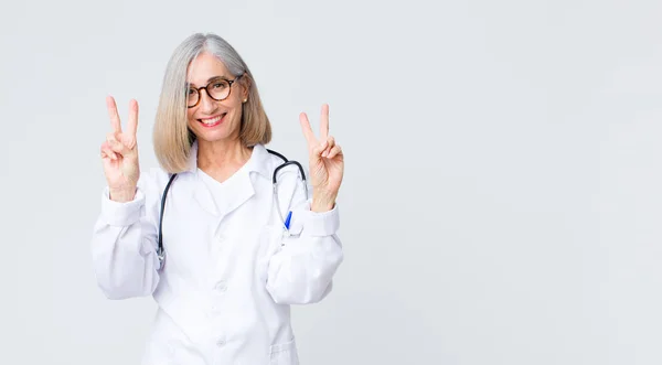 Middelbare Leeftijd Arts Vrouw Glimlachend Zoek Gelukkig Vriendelijk Tevreden Gebaren — Stockfoto