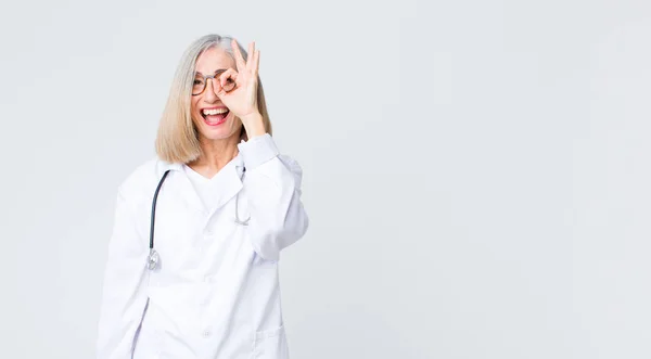 Μεσήλικας Γιατρός Γυναίκα Χαμογελά Ευτυχισμένος Αστείο Πρόσωπο Αστειεύεται Και Ψάχνει — Φωτογραφία Αρχείου
