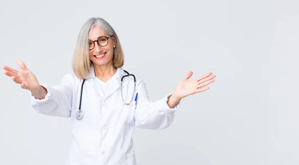 Mujer Doctora Mediana Edad Sonriendo Alegremente Dando Cálido Amistoso Cariñoso —  Fotos de Stock
