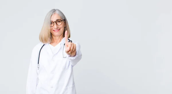 Medico Mezza Età Donna Sorridente Dall Aspetto Amichevole Mostrando Numero — Foto Stock