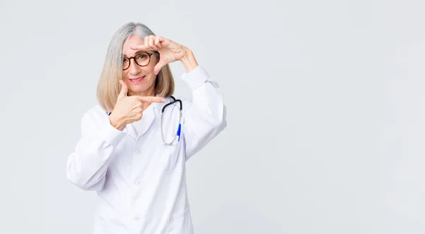 Medico Mezza Età Donna Sentirsi Felice Amichevole Positivo Sorridente Fare — Foto Stock