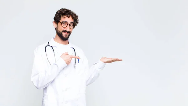 Joven Doctor Sonriendo Sintiéndose Feliz Despreocupado Satisfecho Apuntando Concepto Idea —  Fotos de Stock