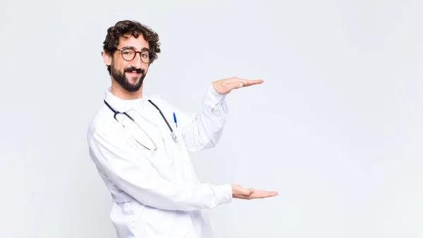 Genç Doktor Gülümsüyor Mutlu Pozitif Tatmin Olmuş Hissediyor Fotokopi Duvarında — Stok fotoğraf