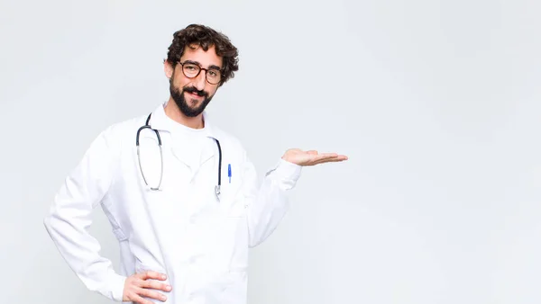 Jovem Médico Homem Sorrindo Sentindo Confiante Bem Sucedido Feliz Mostrando — Fotografia de Stock