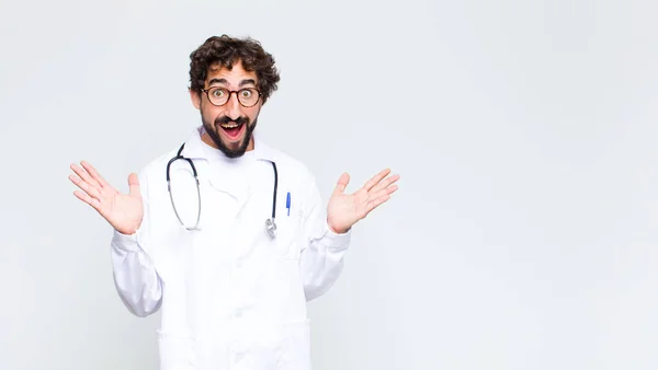 Genç Doktor Kendini Mutlu Heyecanlı Şaşırmış Şaşırmış Hissediyor Fotokopi Duvarına — Stok fotoğraf