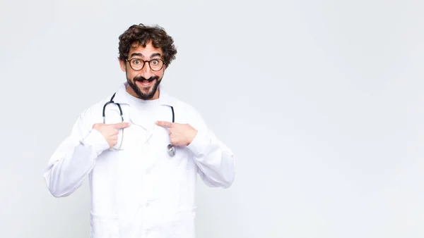 Joven Doctor Hombre Sintiéndose Feliz Sorprendido Orgulloso Apuntando Mismo Con —  Fotos de Stock