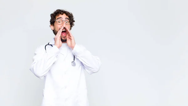 Junger Arzt Der Sich Glücklich Aufgeregt Und Positiv Fühlt Schreit — Stockfoto