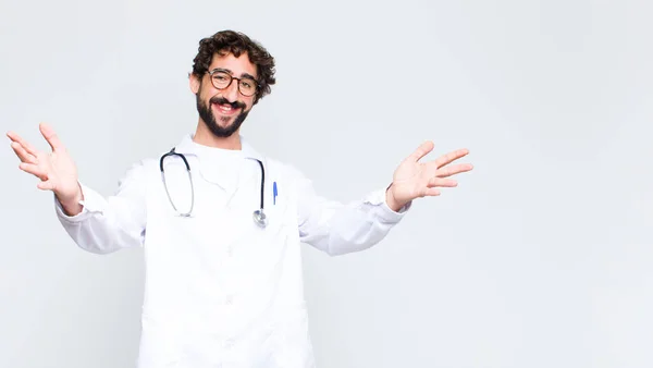 Νεαρός Γιατρός Άνθρωπος Χαμογελά Χαρωπά Δίνοντας Μια Ζεστή Φιλική Τρυφερή — Φωτογραφία Αρχείου
